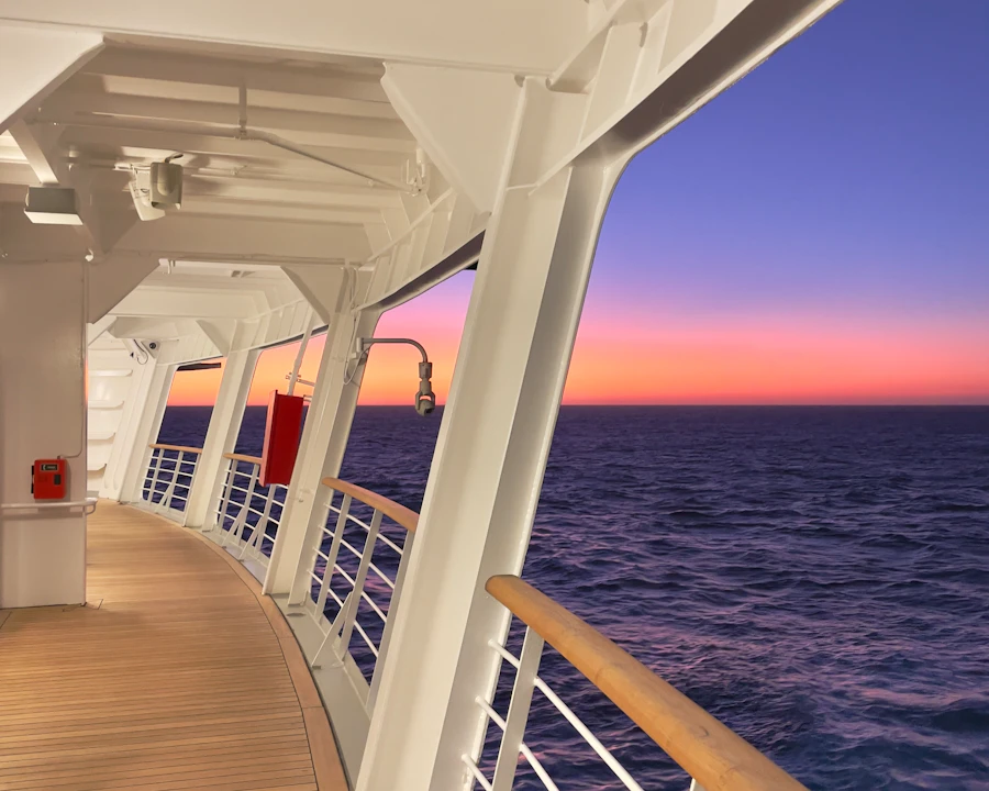 Convés de um navio de cruzeiro ao pôr do sol