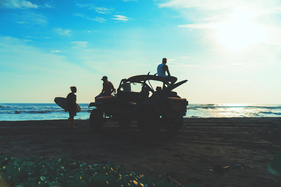 Grupo de amigos numa carrinha junto ao mar