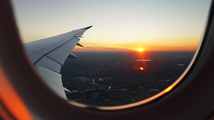 Vista da asa de um avião ao pôr do sol